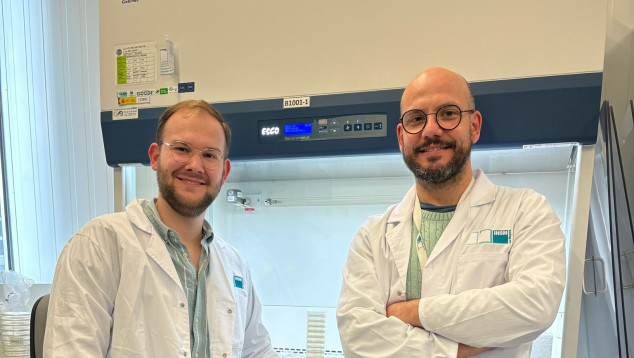 Victor Carrion and Kevin Bretscher in the lab