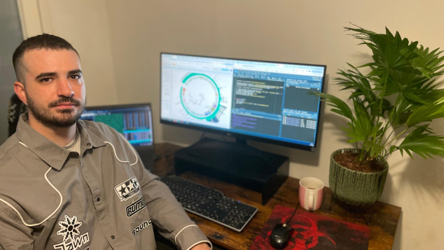 Guillermo Guerrero Egido performing an analysis